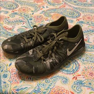 Nike Army Dual Fusion Running Sneakers